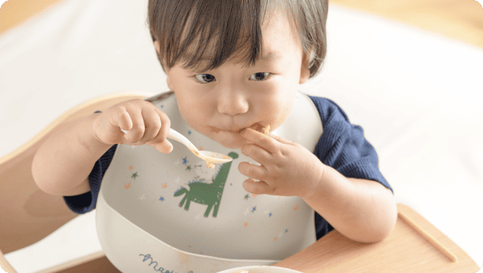 プレキッズ食を食べる赤ちゃん